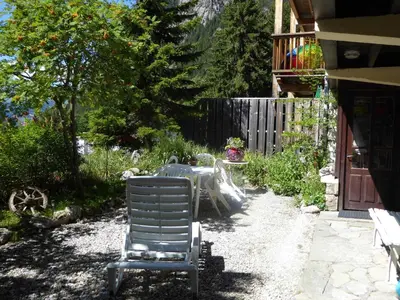 Jardin de l'établissement Chalet paisible avec terrasse et animaux admis, 4 pers. - FR-1-464-184