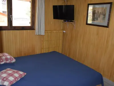 Un ou plusieurs lits dans un hébergement de l'établissement Chalet paisible avec terrasse et animaux admis, 4 pers. - FR-1-464-184