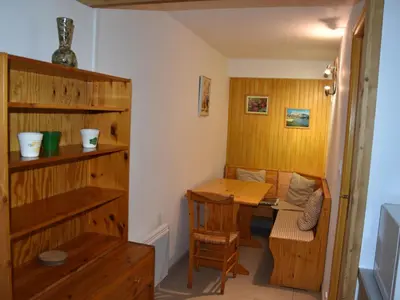 Coin salon dans l'établissement Chalet paisible avec terrasse et animaux admis, 4 pers. - FR-1-464-184