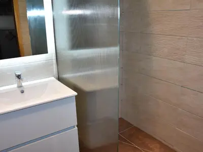 Salle de bains dans l'établissement Appartement cosy 2 pièces au centre, balcon, 4 pers - FR-1-464-185