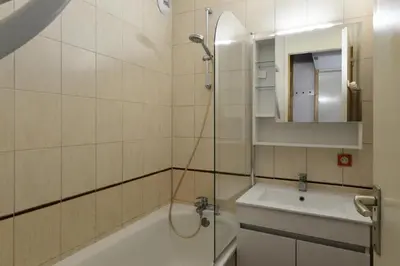 Salle de bains dans l'établissement Résidence Onyx - Appartement spacieux et chaleureux · Skis aux pieds · Vue pistes · Avec mezzanine MAE-3354