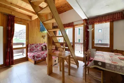 Coin salon dans l'établissement Résidence Onyx - Appartement spacieux et chaleureux · Skis aux pieds · Vue pistes · Avec mezzanine MAE-3354