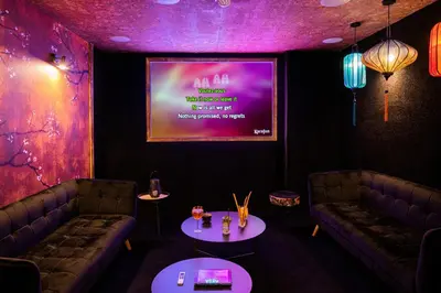 Coin salon dans l'établissement Hôtel VoulezVous by Les Etincelles