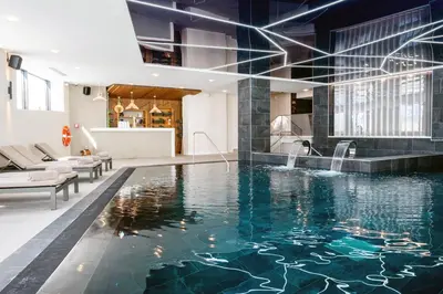 Piscine de l'établissement Hôtel VoulezVous by Les Etincelles ou située à proximité