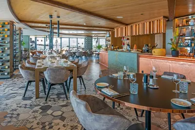 Restaurant ou autre lieu de restauration dans l'établissement Hôtel VoulezVous by Les Etincelles