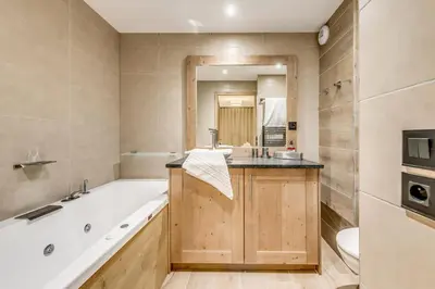 Salle de bains dans l'établissement Résidence Les Nouveaux Alpages - Appartement très confortable avec accès SPA inclus MAE-8224