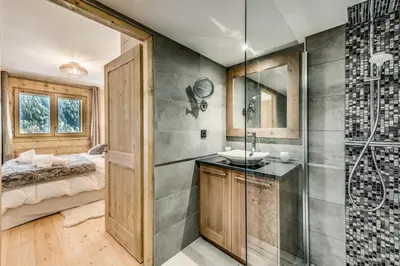 Salle de bains dans l'établissement Résidence Les Nouveaux Alpages - Appartement 4 avec accès au SPA inclus MAE-8234
