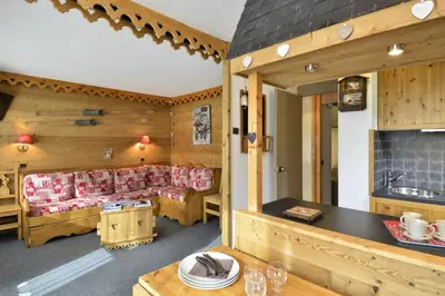 Coin salon dans l'établissement Résidence Pierre De Soleil - Appartement chaleureux et rénové · Skis aux pieds MAE-3575