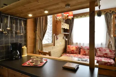 Coin salon dans l'établissement Résidence Pierre De Soleil - Appartement chaleureux et rénové · Skis aux pieds MAE-3575