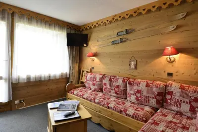Coin salon dans l'établissement Résidence Pierre De Soleil - Appartement chaleureux et rénové · Skis aux pieds MAE-3575