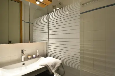 Salle de bains dans l'établissement Résidence Pierre De Soleil - Appartement chaleureux et rénové · Skis aux pieds MAE-3575