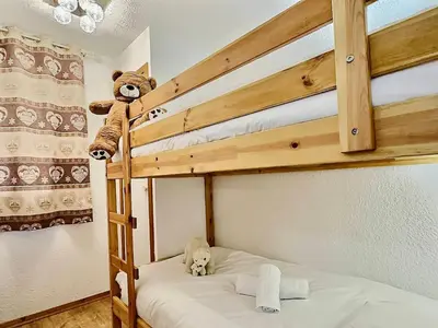 Un ou plusieurs lits dans un hébergement de l'établissement Studio cabine rénové Val d'Isère, 4 pers, proche centre et pistes, avec balcon et WIFI - FR-1-411-690