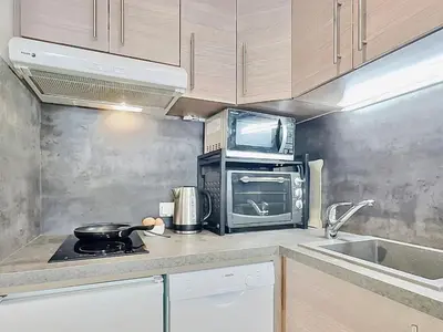 Cuisine ou kitchenette dans l'établissement Studio cabine rénové Val d'Isère, 4 pers, proche centre et pistes, avec balcon et WIFI - FR-1-411-690