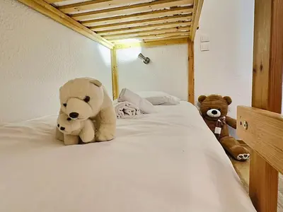 Un ou plusieurs lits dans un hébergement de l'établissement Studio cabine rénové Val d'Isère, 4 pers, proche centre et pistes, avec balcon et WIFI - FR-1-411-690