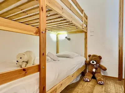 Un ou plusieurs lits dans un hébergement de l'établissement Studio cabine rénové Val d'Isère, 4 pers, proche centre et pistes, avec balcon et WIFI - FR-1-411-690