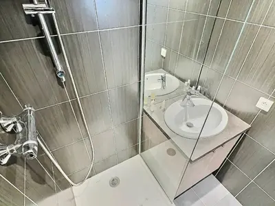 Salle de bains dans l'établissement Studio cabine rénové Val d'Isère, 4 pers, proche centre et pistes, avec balcon et WIFI - FR-1-411-690
