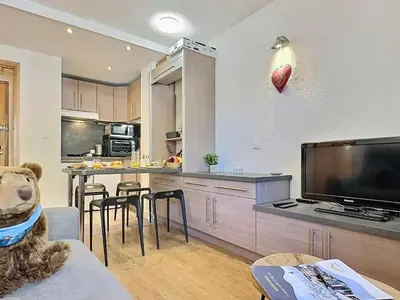 Cuisine ou kitchenette dans l'établissement Studio cabine rénové Val d'Isère, 4 pers, proche centre et pistes, avec balcon et WIFI - FR-1-411-690