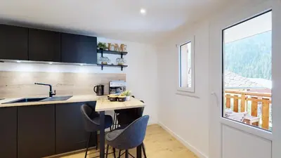 Cuisine ou kitchenette dans l'établissement Élégant et Moderne avec Vue Montagne au Coeur de Paradiski - Garage - 8pers - 90m2 - Sabaudinha