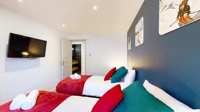 Télévision ou salle de divertissement dans l'établissement Élégant et Moderne avec Vue Montagne au Coeur de Paradiski - Garage - 8pers - 90m2 - Sabaudinha