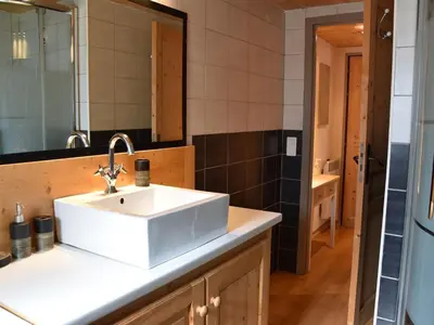Salle de bains dans l'établissement Appartement en centre-ville, proche des pistes, 4 personnes - FR-1-464-191