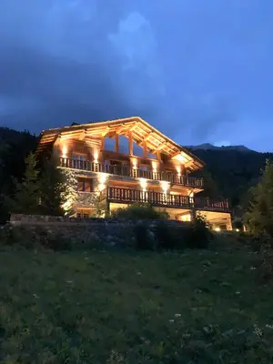 Vue générale sur la montagne ou vue sur la montagne depuis le chalet