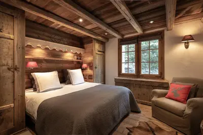Un ou plusieurs lits dans un hébergement de l'établissement Chalet Ruitor, chalet 500 m2 luxueux de caractère