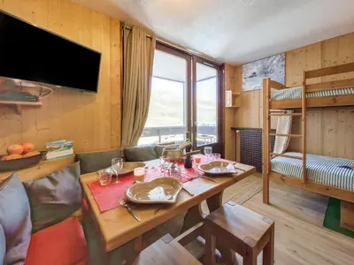 Télévision ou salle de divertissement dans l'établissement Studio Les Grandes Platières - Val Claret-27 by Interhome