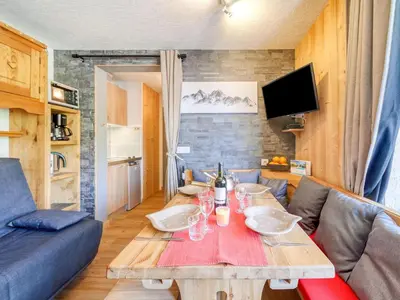 Télévision ou salle de divertissement dans l'établissement Studio Les Grandes Platières - Val Claret-27 by Interhome