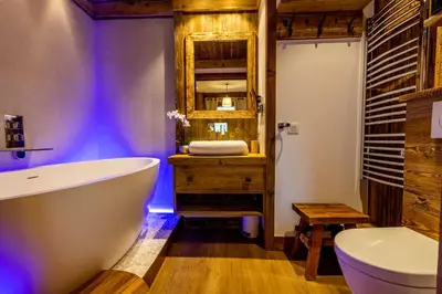 Salle de bains dans l'établissement Arc 1950, ambiance chalet luxe 5/7pers dans résidence 5* skis aux pieds avec SPA
