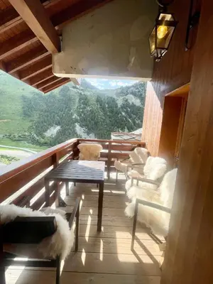 Coin salon dans l'établissement Arc 1950, ambiance chalet luxe 5/7pers dans résidence 5* skis aux pieds avec SPA