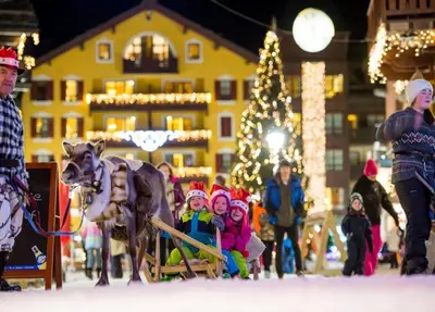Clients de l'établissement Arc 1950, ambiance chalet luxe 5/7pers dans résidence 5* skis aux pieds avec SPA