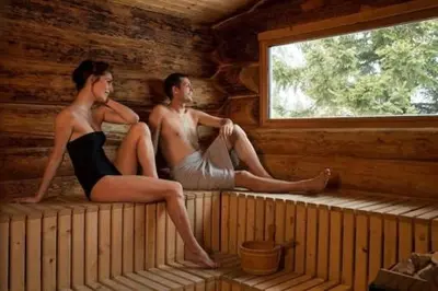 Clients de l'établissement Arc 1950, ambiance chalet luxe 5/7pers dans résidence 5* skis aux pieds avec SPA