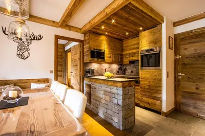 Cuisine ou kitchenette dans l'établissement Arc 1950, ambiance chalet luxe 5/7pers dans résidence 5* skis aux pieds avec SPA