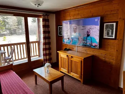 Télévision ou salle de divertissement dans l'établissement Les Alpages location appartement 202