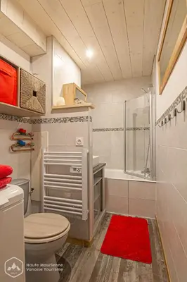 Salle de bains dans l'établissement Le Cocon de l'Arcelle