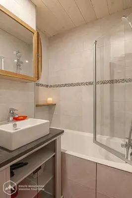 Salle de bains dans l'établissement Le Cocon de l'Arcelle