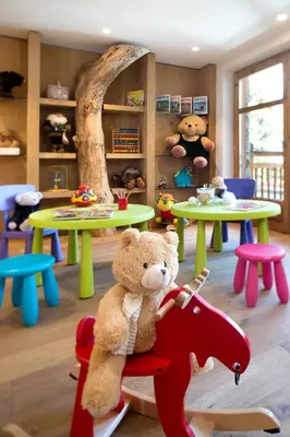 Enfants séjournant dans l'établissement Hôtel Les Barmes De l'Ours