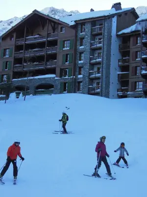 L'établissement Grande Marmotte, Ski aux pieds, Le Refuge du Montagnard, Arc 1950 en hiver