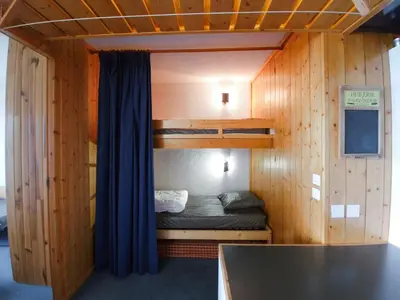 Un ou plusieurs lits dans un hébergement de l'établissement Appartement 2 pièces pour 6 pers. aux Arcs 1800, balcon exposé Ouest - FR-1-411-720