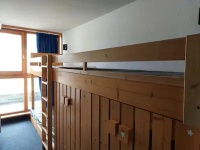 Un ou plusieurs lits dans un hébergement de l'établissement Appartement skis aux pieds 5 pers, balcon, wifi - FR-1-411-780