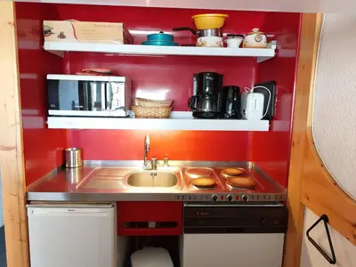 Cuisine ou kitchenette dans l'établissement Appartement skis aux pieds 5 pers, balcon, wifi - FR-1-411-780