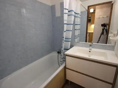 Salle de bains dans l'établissement Studio 4 personnes à Vallandry, proche des pistes - FR-1-411-787