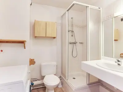 Salle de bains dans l'établissement Duplex de charme 4 pièces, 8 pers., terrasse exposée Ouest, proche des pistes - FR-1-411-789