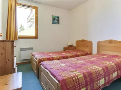 Un ou plusieurs lits dans un hébergement de l'établissement Duplex de charme 4 pièces, 8 pers., terrasse exposée Ouest, proche des pistes - FR-1-411-789