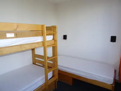 Un ou plusieurs lits dans un hébergement de l'établissement Appartement 2 pièces pour 5 au centre d'Arc 1800, pied des pistes, animaux admis - FR-1-411-785