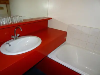 Salle de bains dans l'établissement Appartement 2 pièces pour 5 au centre d'Arc 1800, pied des pistes, animaux admis - FR-1-411-785