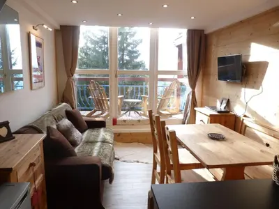 Coin salon dans l'établissement Duplex rénové pour 4 pers, proche pistes, balcon et Wi-Fi aux Arcs 1800 - FR-1-411-804