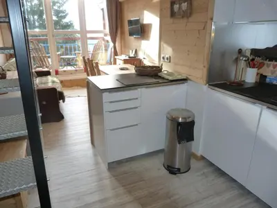 Cuisine ou kitchenette dans l'établissement Duplex rénové pour 4 pers, proche pistes, balcon et Wi-Fi aux Arcs 1800 - FR-1-411-804