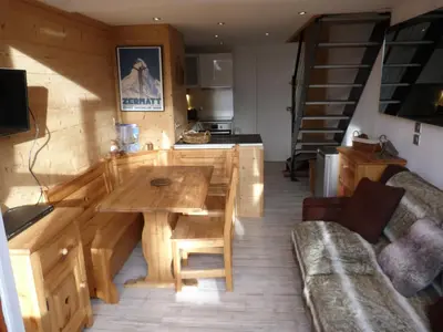 Télévision ou salle de divertissement dans l'établissement Duplex rénové pour 4 pers, proche pistes, balcon et Wi-Fi aux Arcs 1800 - FR-1-411-804