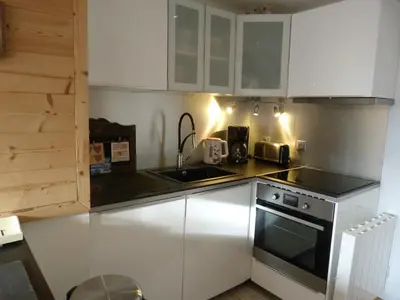 Cuisine ou kitchenette dans l'établissement Duplex rénové pour 4 pers, proche pistes, balcon et Wi-Fi aux Arcs 1800 - FR-1-411-804